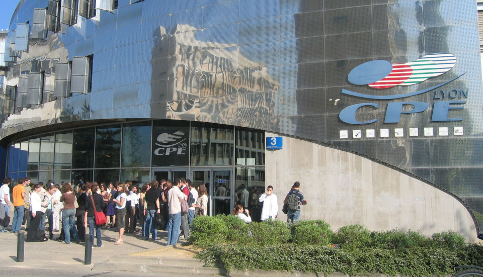 Parvis de CPE Lyon avec étudiants