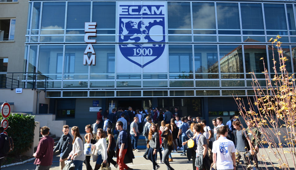 Parvis de l'ECAM Lyon et étudiants