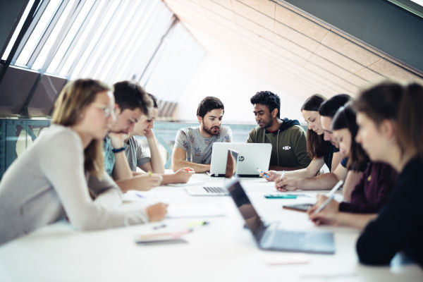 Travail étudiant en groupe