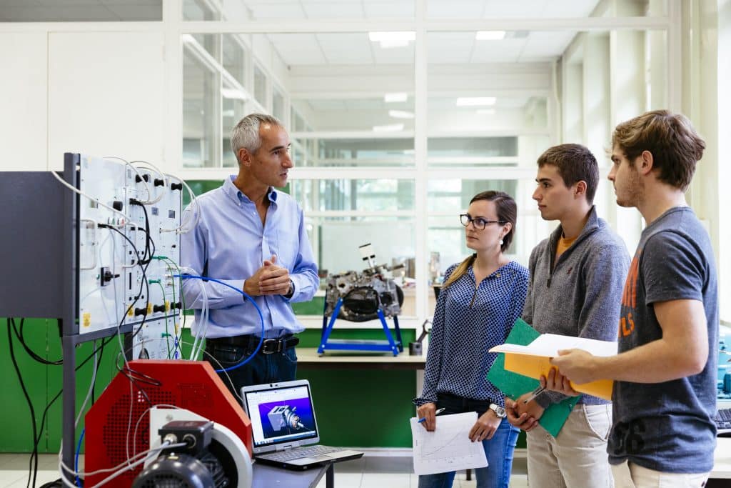 Professeur et étudiants ingénieurs